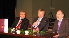 Viktoro Denisenko nuotraukoje: knygos autoriai (iš kairės) Saulius Špokevičius, Rimantas Šana ir Voicechas Piotrovičius